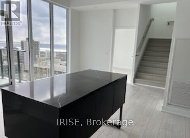 Building Photo - 270 Dufferin St