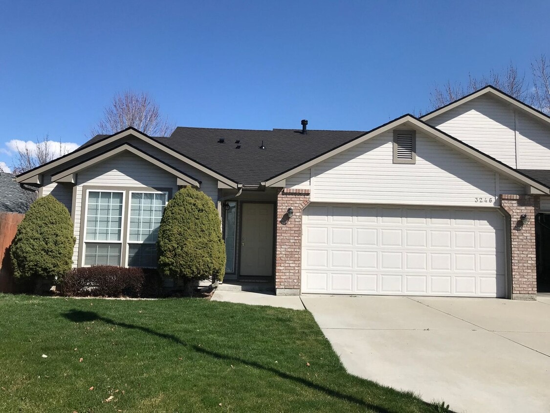 Primary Photo - Adorable Well-Cared-For Duplex w/ Garage &...