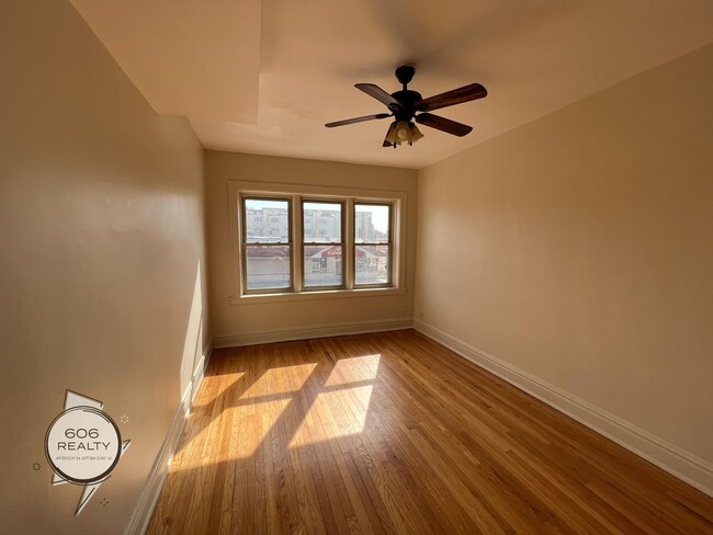 Building Photo - Bright and Sunny Forest Park Apts!