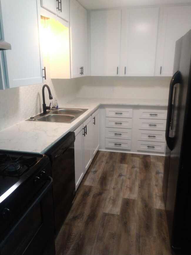 Foto del edificio - 214 Pine Tree Ln