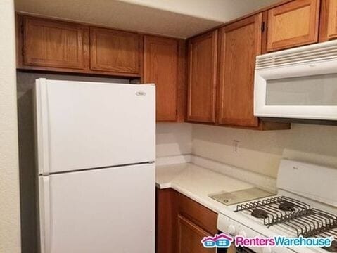 Foto del edificio - AVAILABLE MID DECEMBER! GROUND FLOOR CONDO...