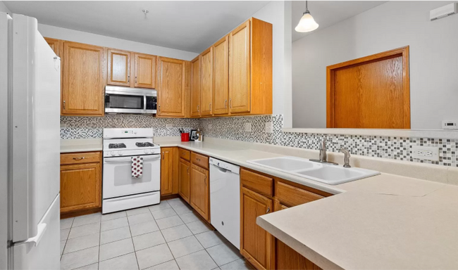 Building Photo - 2123 Vanderbilt Dr