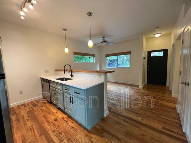 Building Photo - 103 Deaver St