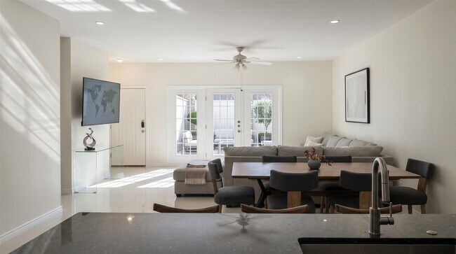 Foto del edificio - 384 Wilcrest Dr