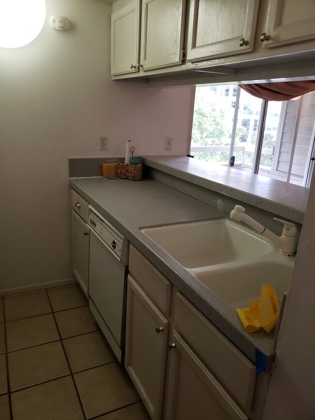 Foto del edificio - 10960 Ashton Ave