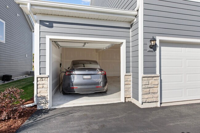 Cargador Tesla incluido - 7882 W 105th Pl