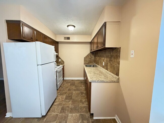 Foto del edificio - 4401 Landside Dr