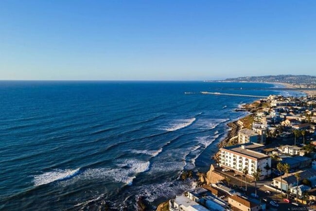 Building Photo - LUXURY OCEAN FRONT 3 BEDROOM