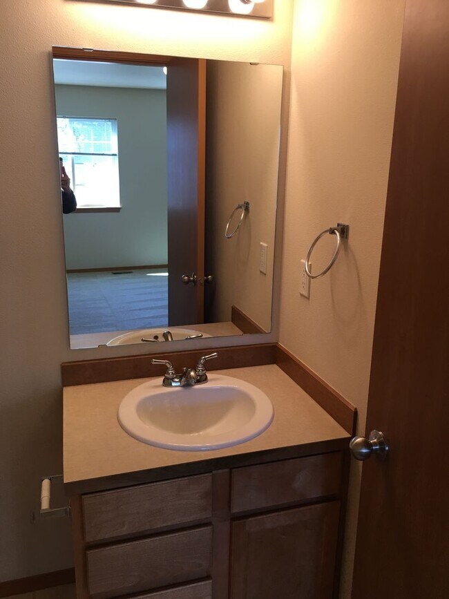 Building Photo - **$200 MOVE IN CREDIT if move in occurs pr...