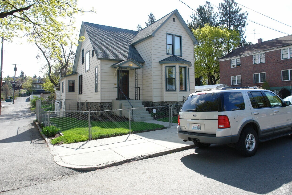 Building Photo - 517 S Maple St