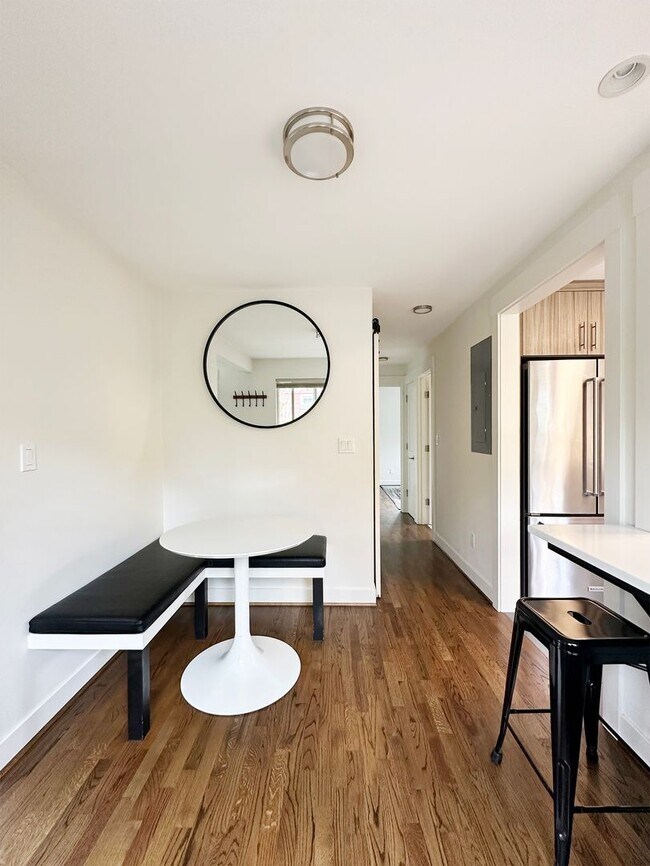 Building Photo - 2Bd/1Ba Seattle Duplex