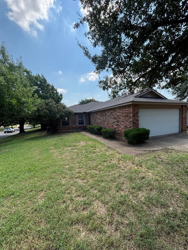 Building Photo - 7601-7603 Silveridge Dr