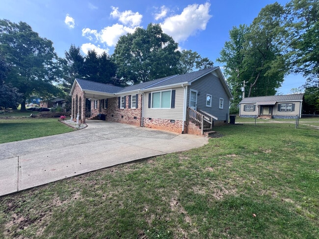Building Photo - Room in House on Shady Oak Trail