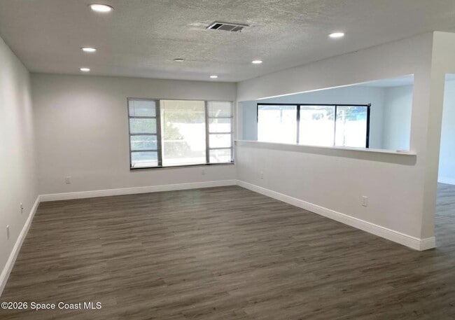 Foto del edificio - 451 Port Malabar Blvd NE