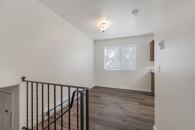 Building Photo - 2 bed 1.5 townhome with fenced yard