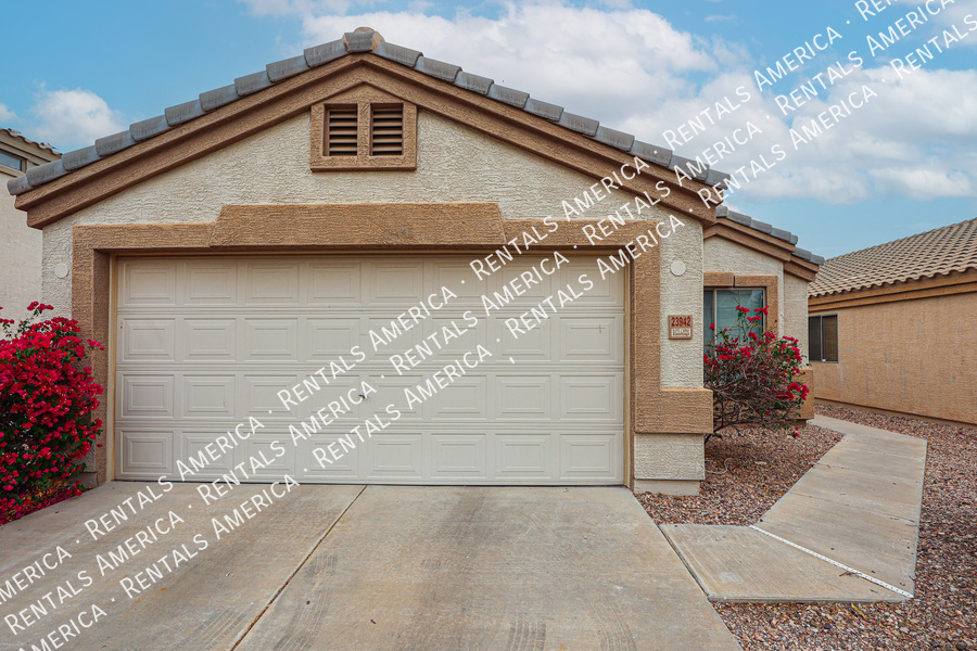 Foto principal - 23942 W Hadley St
