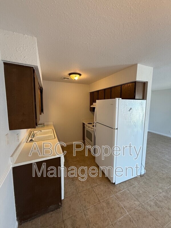 Building Photo - 1218 W Bishop Dr
