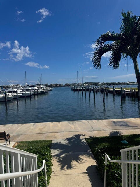 Foto del edificio - 356 Moorings Dr