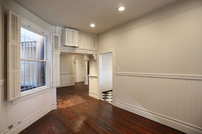 Building Photo - Top Floor 2BR/1BA in South of Market, Priv...
