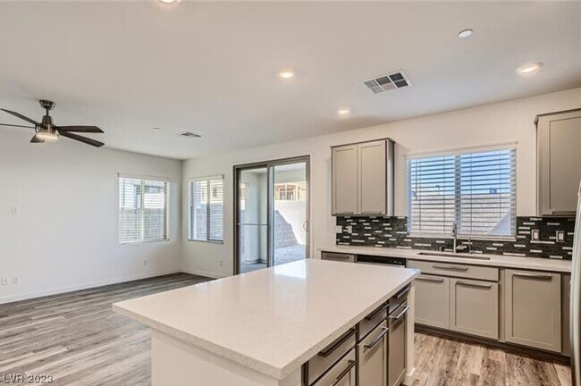 Foto del edificio - 11808 Pelican Butte Ave