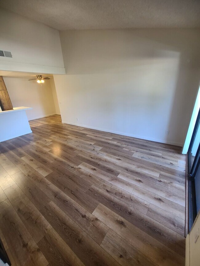 Foto del edificio - Spacious 2BD/1BA Centrally Located!! Central A/C, Washer/Dryer In-Unit, 2 Assigned Parking Spaces!
