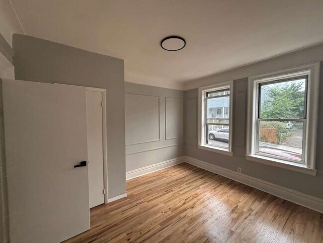 Foto del edificio - 242 Claremont Ave