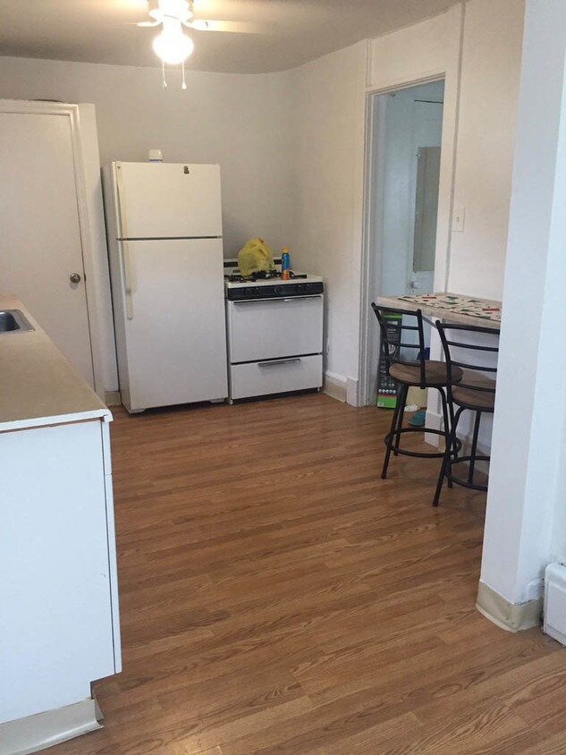 Kitchen - 2045 Woodbridge Ave