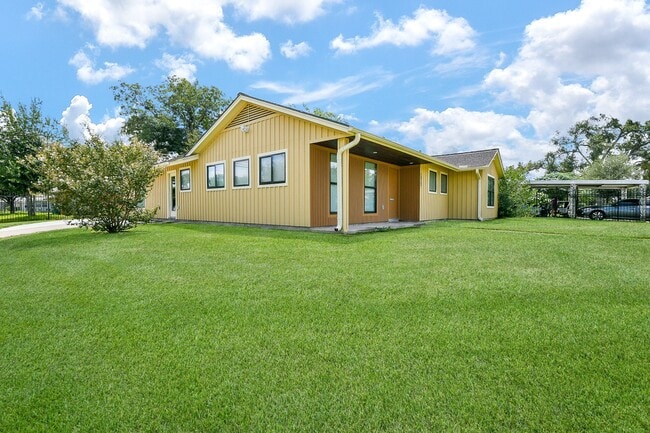 Building Photo - 1860 Lynnview Dr