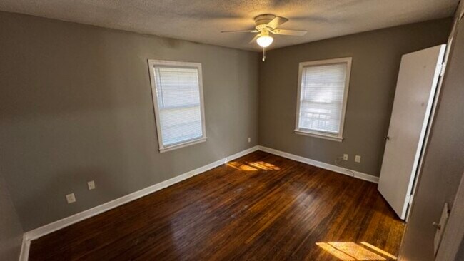 Foto del edificio - 1537 Rolling Hills Dr