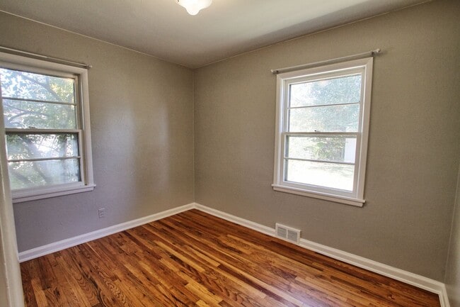 Building Photo - 2 bed 1 bath Englewood home with 2 car gar...