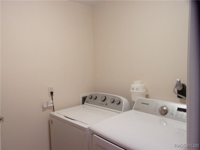 Foto del edificio - 215 N Wheeler Ave