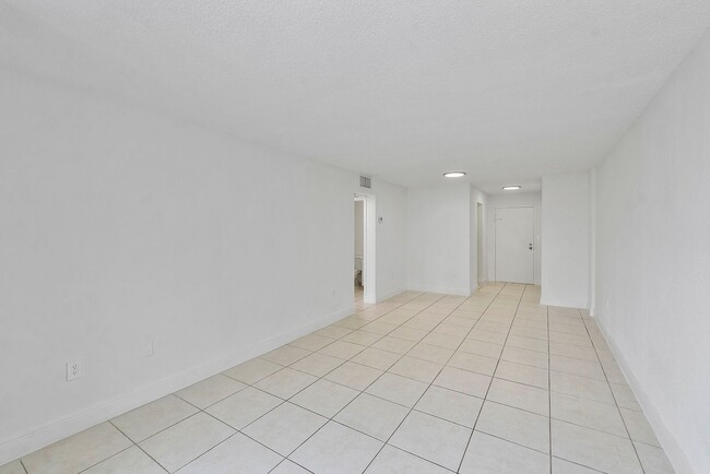 Building Photo - 1-Bedroom, 1-Bathroom Apartment in North M...