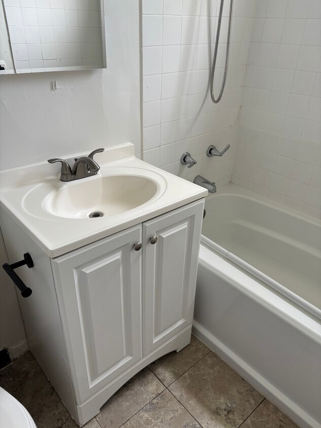 Bathroom with shower/tub - 1830 9th St