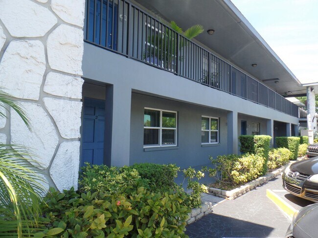 Building Photo - Spacious one-bedroom near Pinellas Trail and Azalea Rec area