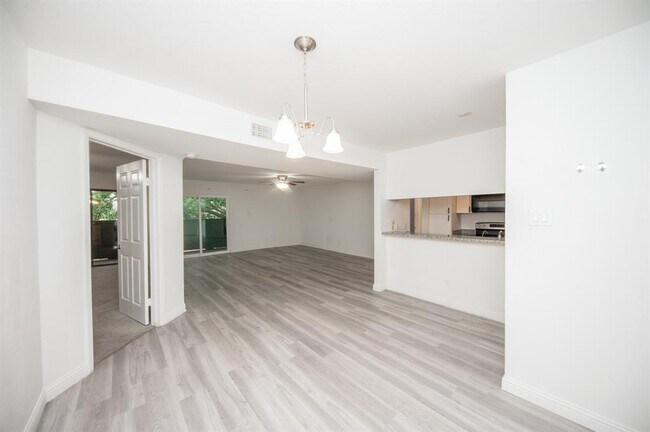 Foto del edificio - 3005 Walnut Bend Ln