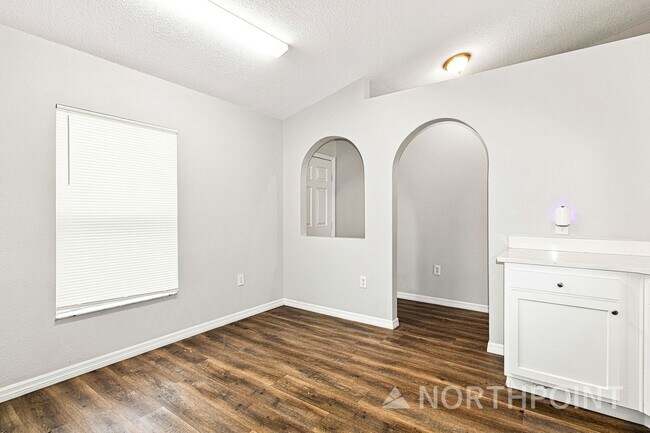Foto del edificio - Now Available! 3 BR/2BA | Newly Renovated Single Family Home | 2-Car Garage Parking | Fenced back...