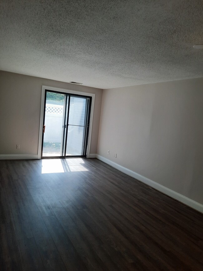 Building Photo - 40 Village Hill Ln