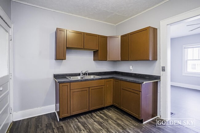 Building Photo - 1103 Mourer St