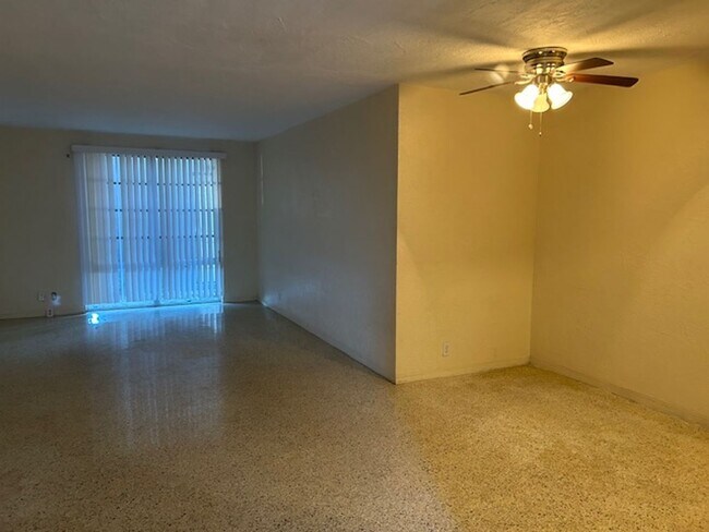 Foto del edificio - 1/2 OFF 3RD MONTHS RENT!! 1/1 centrally located