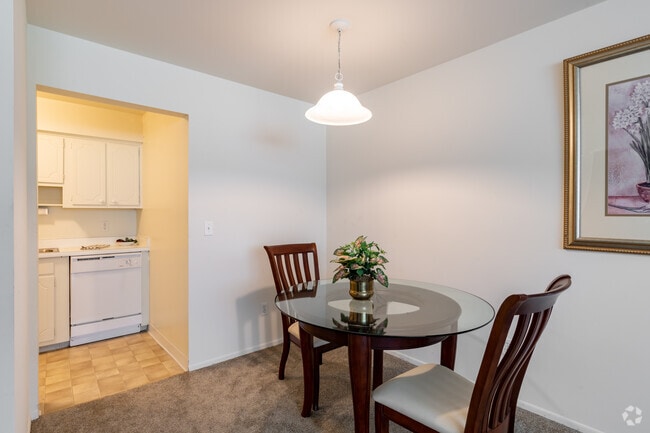 2BR, 1BA - 750SF - Hines Park Apartments