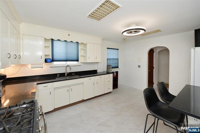 Foto del edificio - 968-972-972 Byron Ave