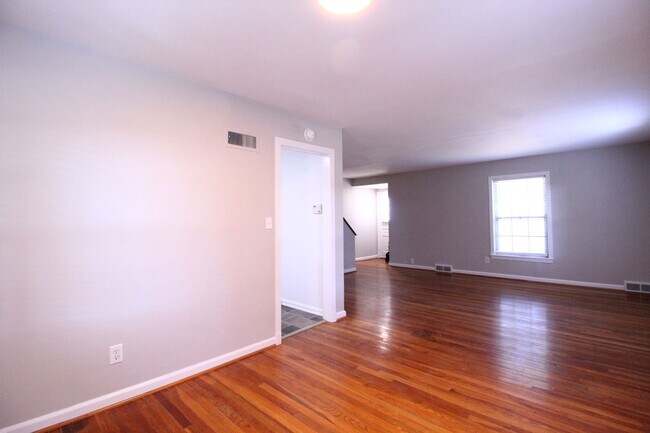 Building Photo - October FREE On This 2 Bedroom 1 Bath Dupl...