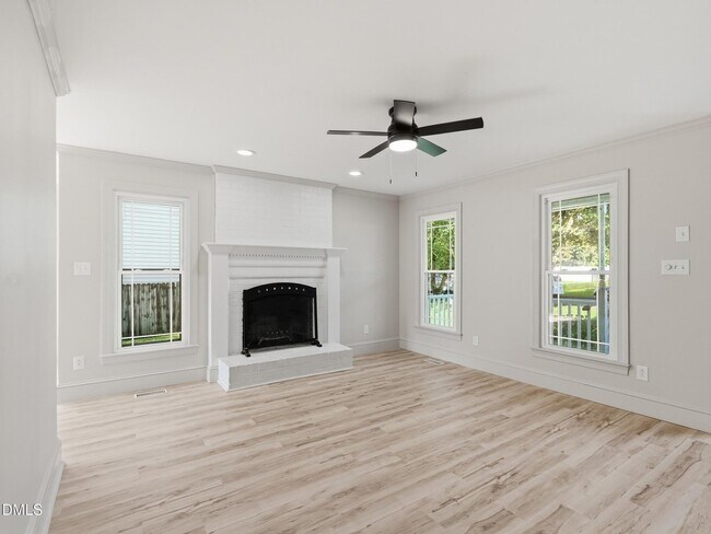 Building Photo - 619 Commander Dr