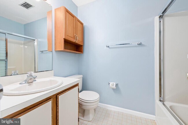 Building Photo - 558 Astor Square