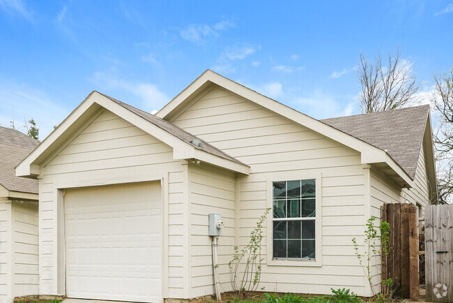 Building Photo - 1504 Pine Ln