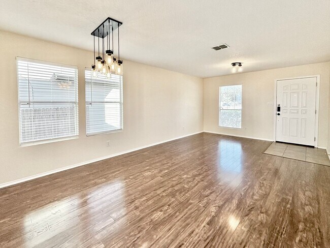 Building Photo - Impecable 5 Bedroom Home!