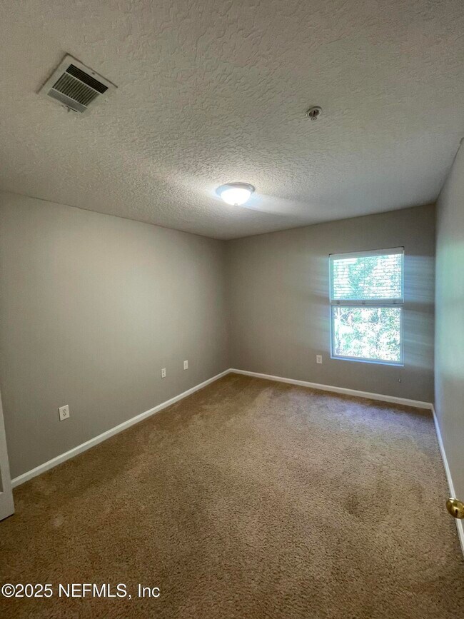 Foto del edificio - 7920 Merrill Rd