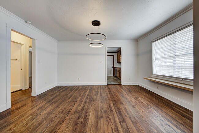 Building Photo - 418 N Flood Ave