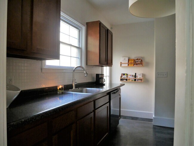 Foto del edificio - 3346 E Fall Creek Parkway North Dr
