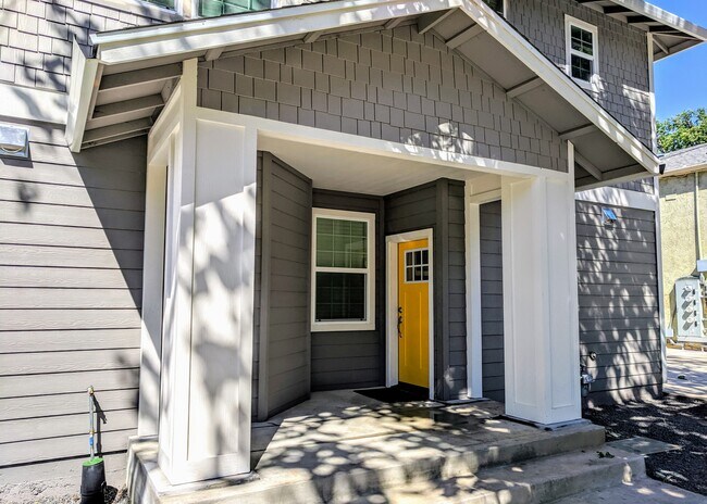 Building Photo - 705 Chestnut St